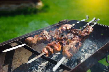 Brazier açık havada et kebap ile taze lezzetli barbekü