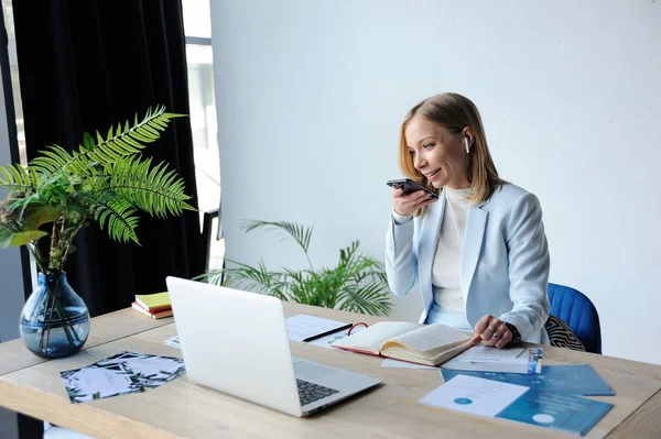 Mujer superior gerente dicta mensaje de voz — Foto de Stock