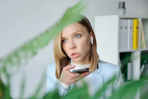 Woman top manager dictates voice message — Stock Photo, Image