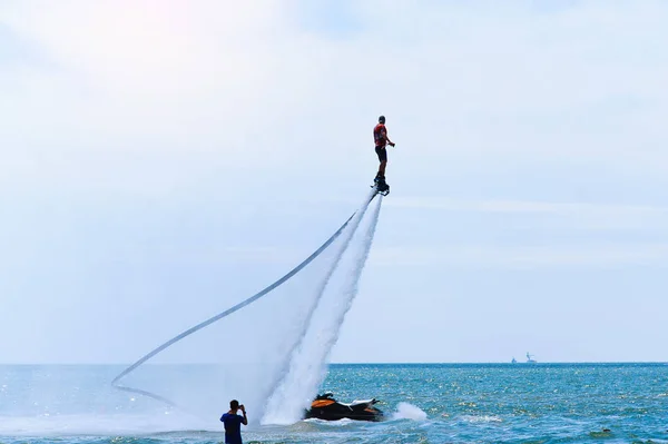 海でのフライボードライダーのシルエット — ストック写真