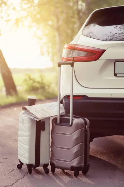 Två Resväskor Nära Bilen Vägen Resan — Stockfoto