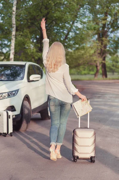 Blond Kvinna Nära Med Bagage — Stockfoto