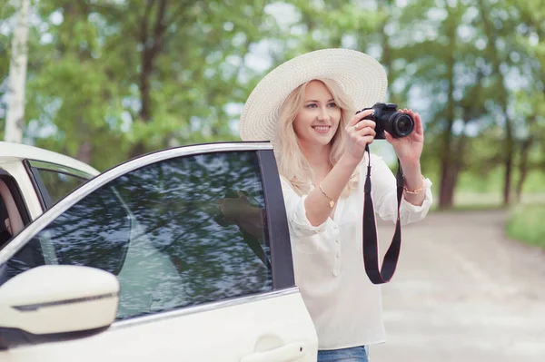 Γυναίκα Που Ταξιδεύει Αυτοκίνητο Σταμάτησε Για Κάνει Μια Φωτογραφία Στην — Φωτογραφία Αρχείου