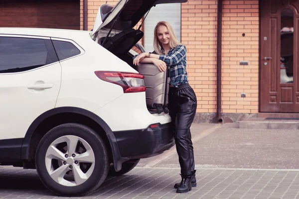 Young Woman Putting Her Luggage Trunk Car — Stock Photo, Image