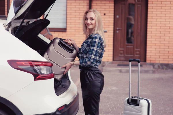 Ung Kvinna Lägger Sitt Bagage Bakluckan Bil — Stockfoto