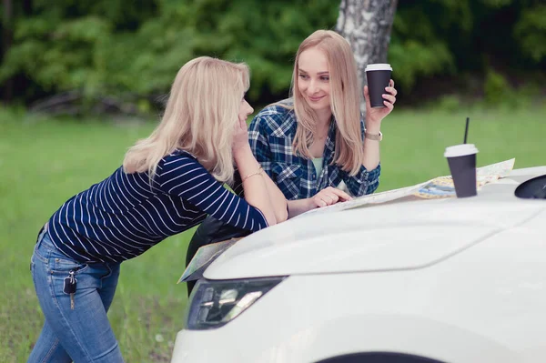 Two Girls Stopped Road Get Directions Drink Coffee — Stock Photo, Image