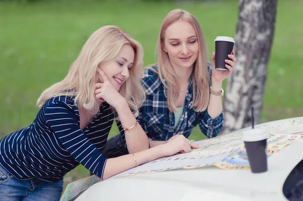 Two Girls Stopped Road Get Directions Drink Coffee — Stock Photo, Image