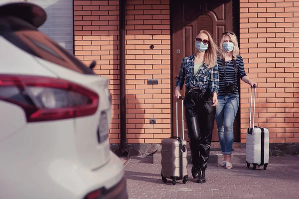 Δύο Νεαρές Γυναίκες Ταξιδέψουν Αυτοκίνητο — Φωτογραφία Αρχείου