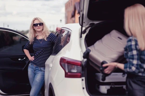Two Young Women Going Travel Car — Stock Photo, Image