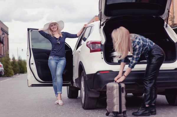 Δύο Νεαρές Γυναίκες Ταξιδέψουν Αυτοκίνητο — Φωτογραφία Αρχείου