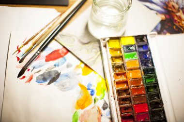 fotoğraf sanatçısı Illustrator tezgah tablo suluboya, su, fırçalar, kağıt, palet ile