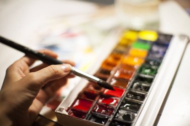 Sanatçı Illustrator bir fırça ile boya, sulu boya tutar