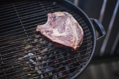 Sıcak bir ızgara sığır eti büyük bir sulu parçası yatıyor