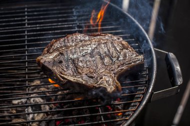 Bir ızgara sığır eti büyük bir kavrulmuş sulu parçası yatıyor