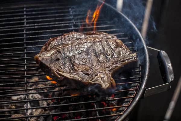 Bir ızgara sığır eti büyük bir kavrulmuş sulu parçası yatıyor