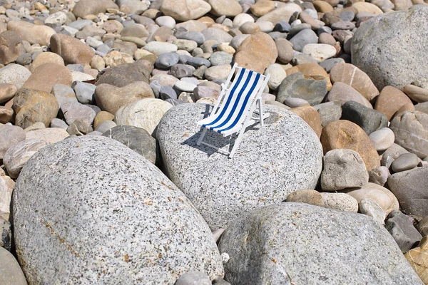 Uma cadeira de praia listrada vintage decoração para banhos de sol e rela — Fotografia de Stock