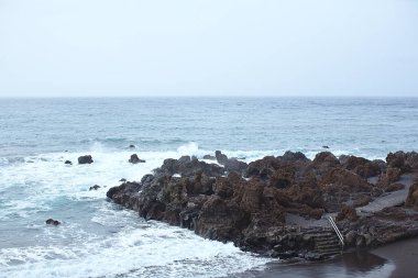 Siyah, gri, koyu volkanik kum, landsca ile sahilde Fırtına