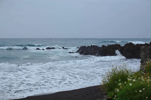 Storm på stranden med svart, grå, mörk vulkanisk sand, landskap — Stockfoto