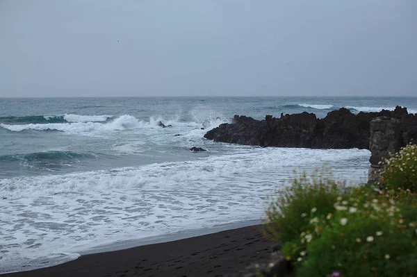 Storm på stranden med svart, grå, mörk vulkanisk sand, landskap — Stockfoto