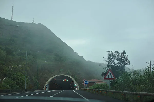 Arc de route, tunnel dans le brouillard, dans les montagnes — Photo