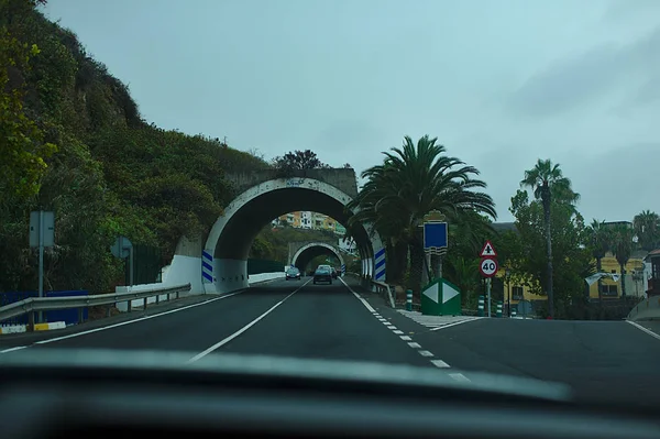 Straßenbogen und Kreuzung, Tunnel im Nebel, in den Bergen, ca. — Stockfoto