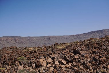 Bir milli parkta koyu kahverengi uçurum, dağlarda, manzara
