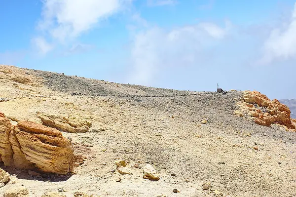 Desierto con piedras amarillas y arena, cielo azul con nubes, textur —  Fotos de Stock