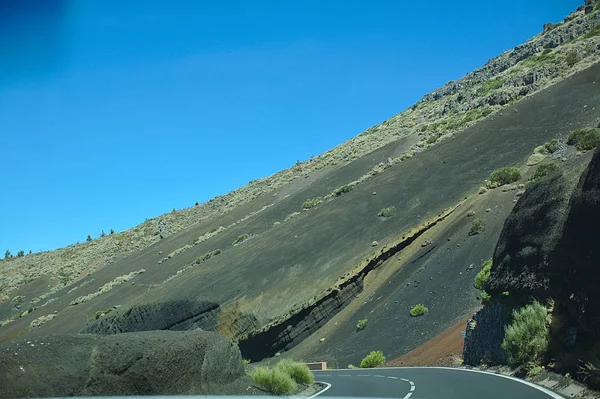 Δρόμος σε ένα εθνικό πάρκο, στα βουνά, Ηλιόλουστη μέρα, ταξίδι με — Φωτογραφία Αρχείου