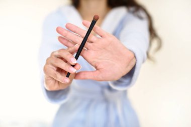 Banyoda kız, mavi bir bornoz makyaj yapar, kozmetik