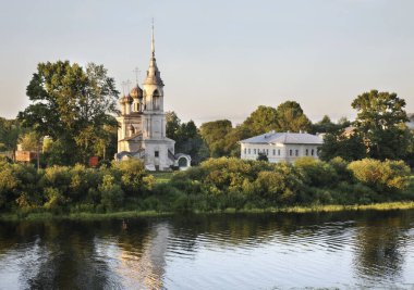 Vologda Nehri ve Vologda 'daki Sretensky Kilisesi (Toplantı Kilisesi). Rusya