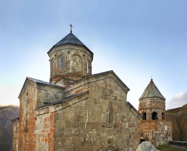 Stepantsminda köyünün yakınındaki Gergeti Trinity Kilisesi. Georgia