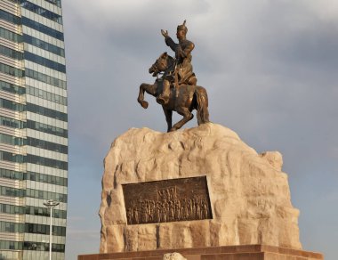 Ulaanbaatar 'daki Grand Chinggis Khaan meydanındaki Damdin Sukhbaatar anıtı. Moğolistan