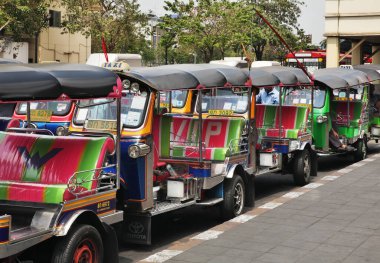 Bangkok 'taki tren istasyonunun yakınındaki oto çekçek. Tayland Krallığı