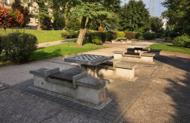 Katowice 'deki Gustaw Holoubek meydanında satranç masaları. Polonya