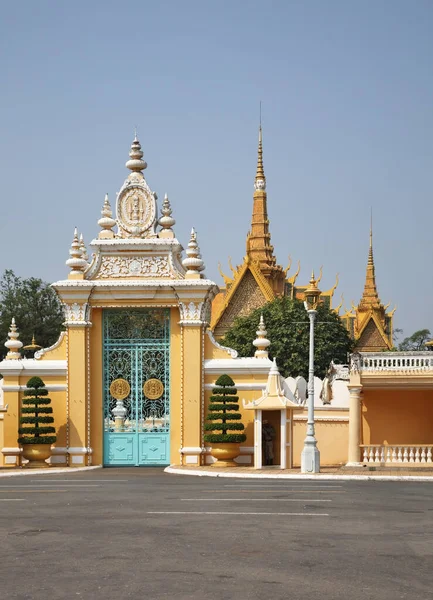 Ворота Перемоги Королівському Палаці Preah Barum Reachea Veang Nei Preah — стокове фото