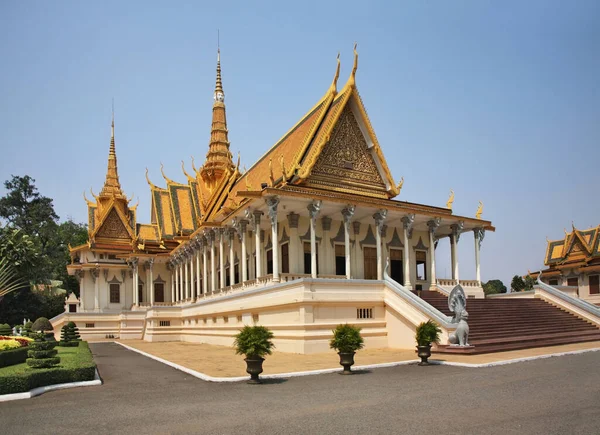 Зала Престолу Preah Tineang Tevea Vinnichay Mohai Moha Prasat Королівському — стокове фото