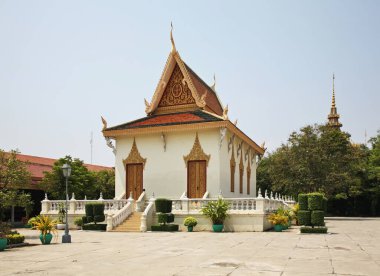 Phnom Penh 'deki Kraliyet Sarayı' nda (Preah Barum Reachea Veang Nei Preah Reacheanachak Kampuchea) Keong Preah Bath Tapınağı (Koeng Preah Bat). Kamboçya