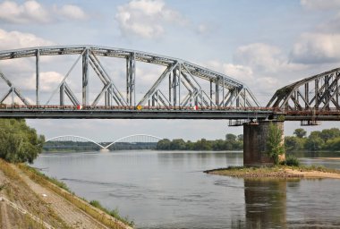 Torun 'daki demiryolu köprüsü ve Elzbieta Zawacka köprüsü. Polonya