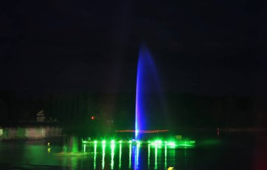 Torun 'daki Vistula Nehri' nde ışık festivali. Polonya