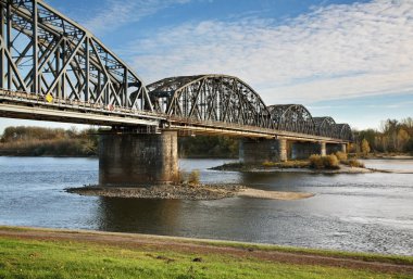 Torun 'daki Vistula Nehri üzerindeki demiryolu köprüsü. Polonya