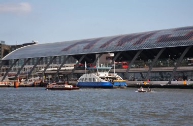 Amsterdam Merkez İstasyonu. Hollanda