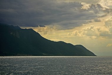 Montreux yakınlarındaki Geneva Gölü. İsviçre