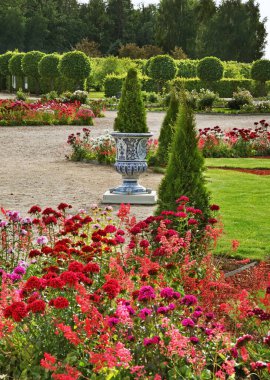 Pilsrundale yakınlarındaki Rundale Sarayı 'nın parkı. Letonya