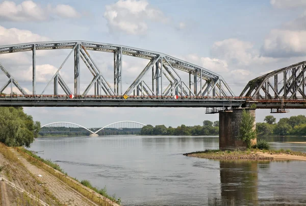 Σιδηροδρομική Γέφυρα Και Γέφυρα Elzbieta Zawacka Στο Torun Πολωνία — Φωτογραφία Αρχείου
