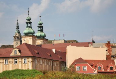 Klodzko 'daki konak kulesi ve Fransisken manastırı. Polonya