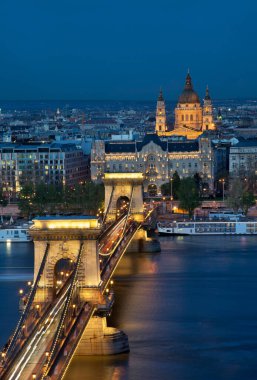 Szechenyi Köprüsü ve Budapeşte 'deki Aziz Stephen Bazilikası. Macaristan