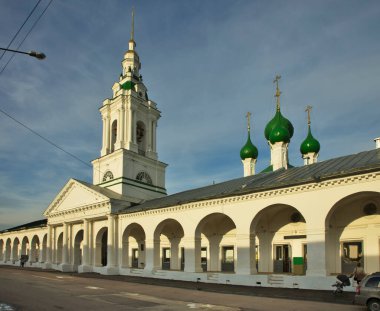 Kırmızı çizgiler (Gostinyi dvor) ve Kostroma 'daki Kurtarıcı Kilisesi. Rusya