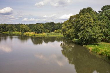 Leknica yakınlarındaki Park Muzakowski 'de (Park von Muskau) Nysa Luzycka (Lausitzer Neisse) nehri. UNESCO Dünya Mirası Alanı. Polonya