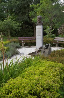Katowice 'deki Memorial Park' taki Hipokrat Anıtı. Polonya