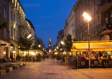 Mariacka Caddesi ve Katowice 'deki Kutsal Bakire Meryem' in Meryem Ana Ana Kilisesi. Polonya